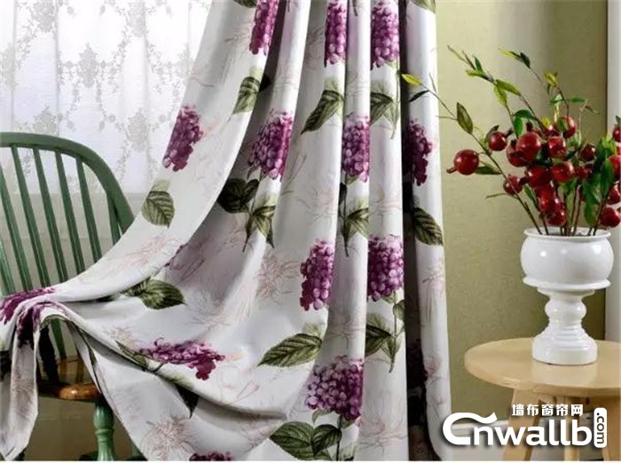 千万不能因为窗帘品种不同，怠慢了窗帘的清洗！