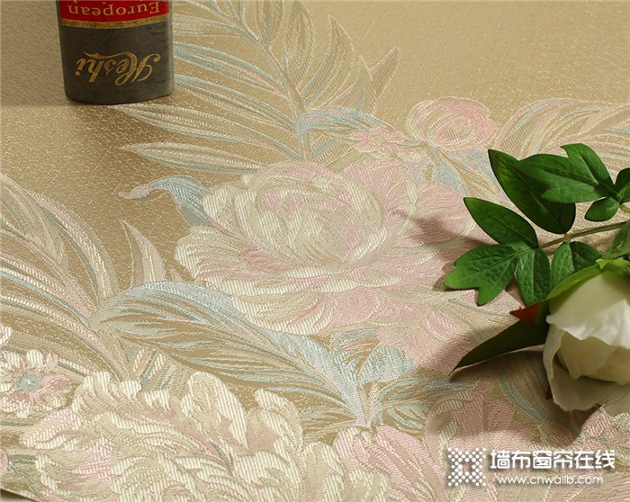 雅诗澜无缝墙布将优雅氛围上升，让墙面盛开时尚的绣花！
