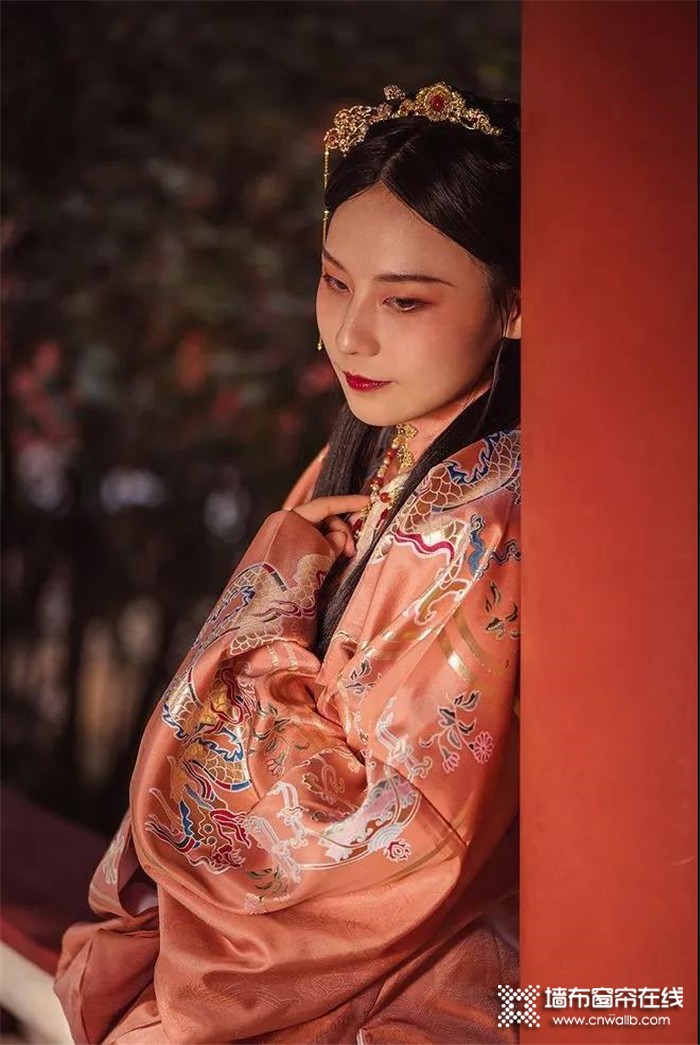 雅诗澜墙布巧妙利用“胭脂”，中国颜色之风致嫣然的美人！