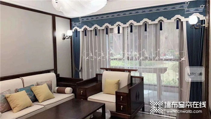 客厅与阳台连在一起要美观？来看看如鱼得水窗帘是怎么安装的吧！